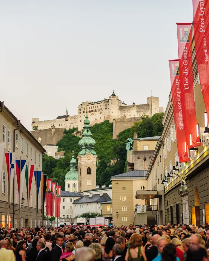 vor-dem-festspielhaus.jpg